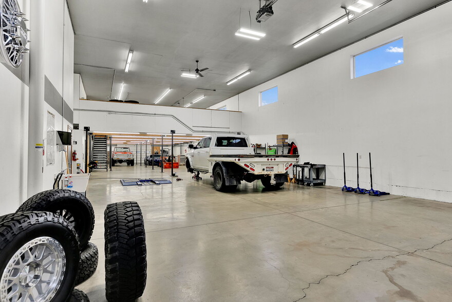 More Photos Of 11445 N Reed Rd, Hayden Warehouse For Lease