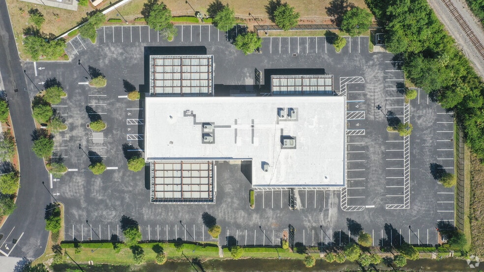 More Photos Of 4021 Tampa Rd, Oldsmar Showroom For Sale