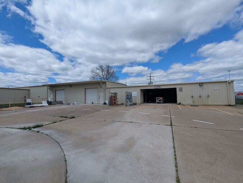 More Photos Of 6095 College St, Beaumont Office For Sale