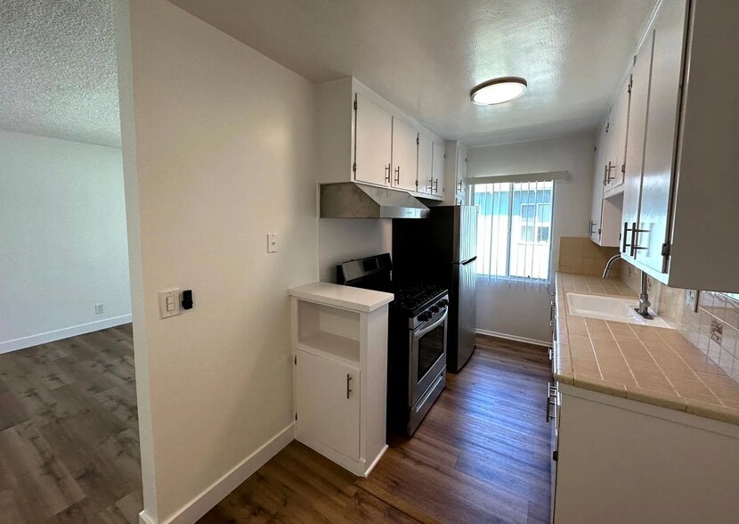 More Photos Of 233 N Hollywood Way, Burbank Apartments For Sale