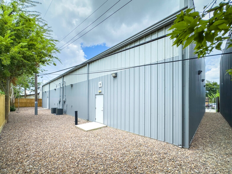More Photos Of 9013 Pagewood Ln, Houston Warehouse For Sale