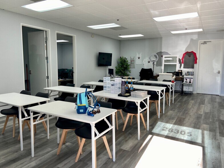 More Photos Of 28303-28319 W Industry Dr, Valencia Warehouse For Lease