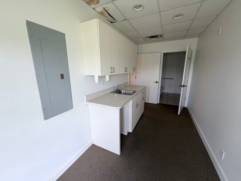 More Photos Of 42 Barkley Cir, Fort Myers Medical For Lease