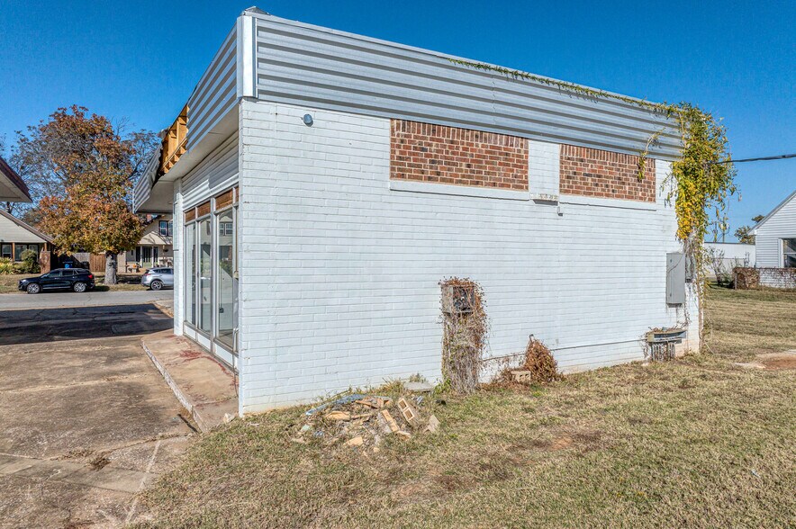 More Photos Of 212 N Austin Ave, Denison Bank For Sale