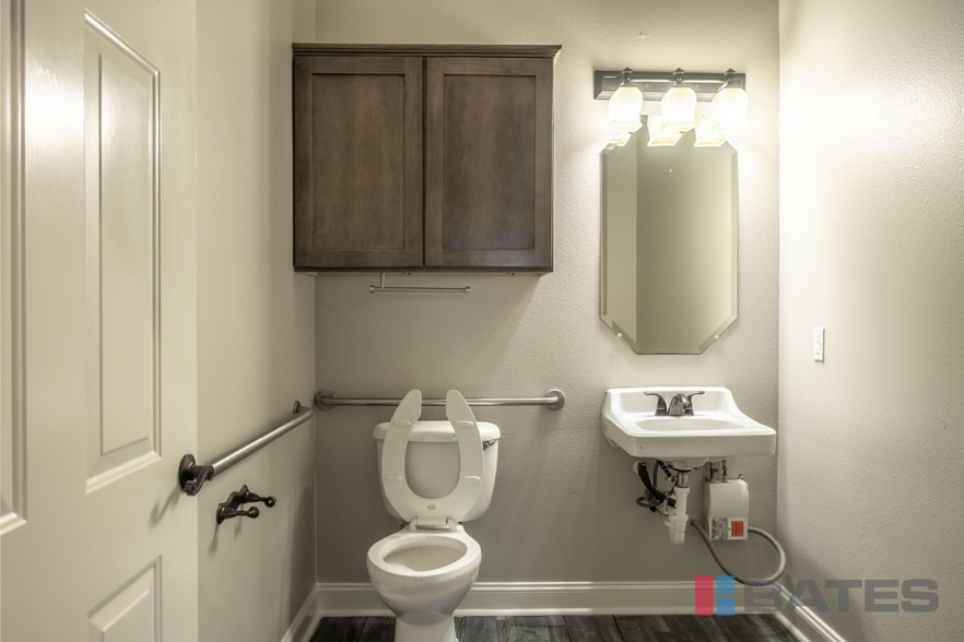 More Photos Of 198 Brothers Blvd, Red Oak Flex For Lease