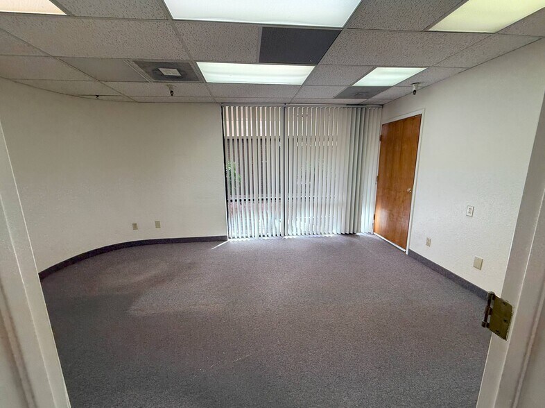 More Photos Of 8010 E Morgan Trl, Scottsdale Office For Sale