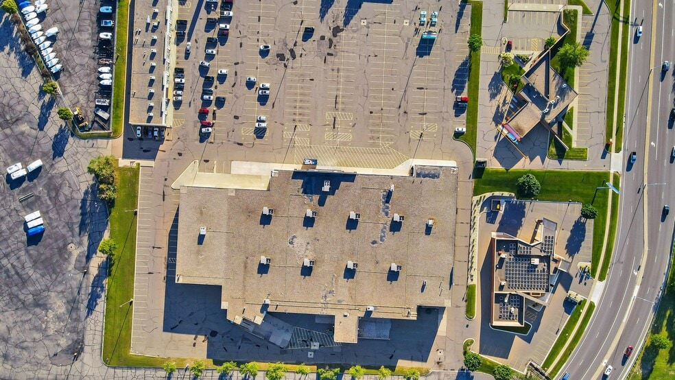 More Photos Of 250 33rd Ave S, Saint Cloud General Retail For Lease