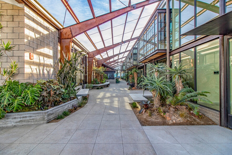 More Photos Of 2419-2425 Michigan Ave, Santa Monica Loft Creative Space For Lease