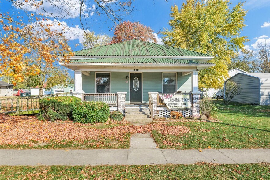 More Photos Of 207 E Main St, Toledo Bar For Sale