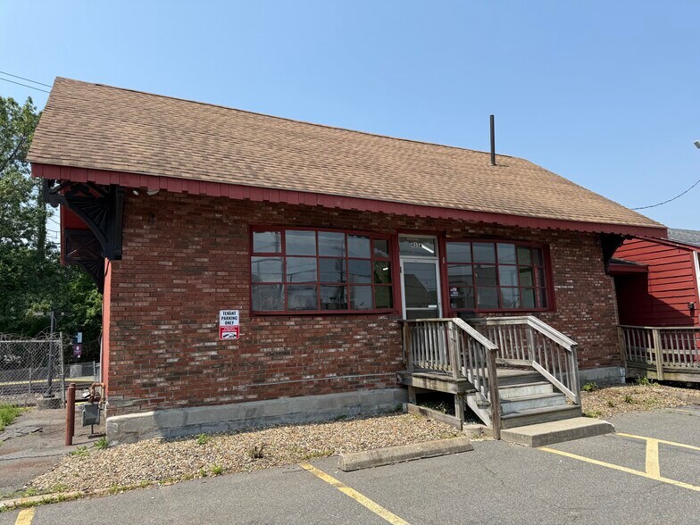 More Photos Of 433 Main St, Wilmington Freestanding For Lease