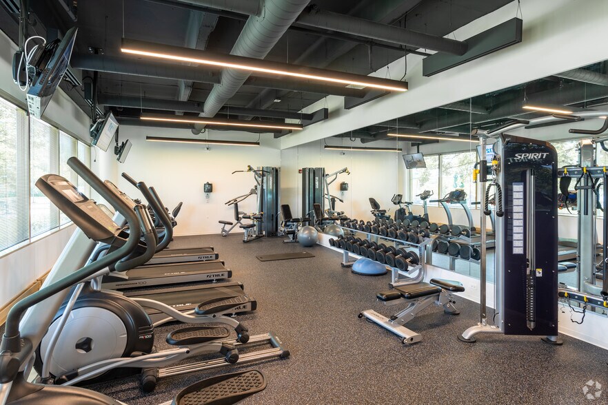 More Photos Of 1 Overlook Pt, Lincolnshire Unknown For Lease