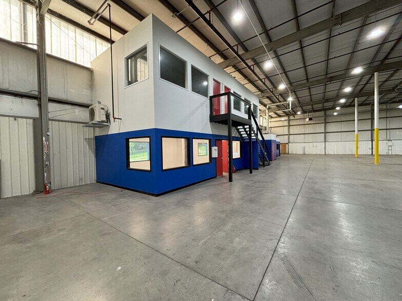 More Photos Of 104 Southeast Pky, Franklin Warehouse For Lease