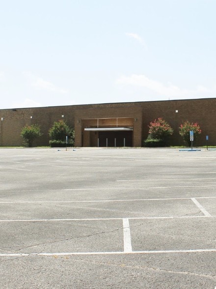 Primary Photo Of 6120 Hickory Ridge Mall, Memphis Department Store For Lease