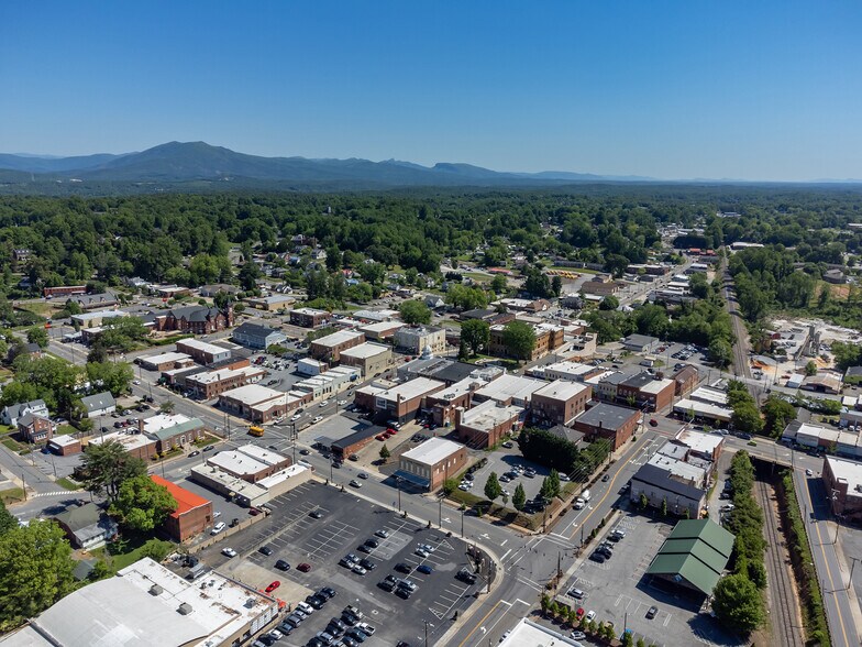 More Photos Of 34 N Logan St, Marion General Retail For Lease