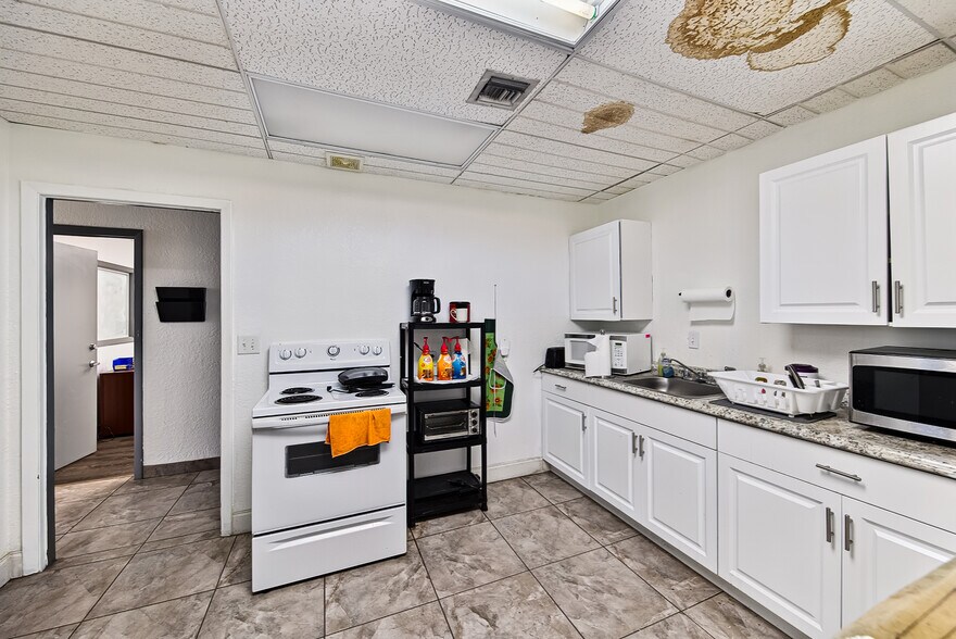 More Photos Of 936-940 NW 1st St, Fort Lauderdale Warehouse For Sale