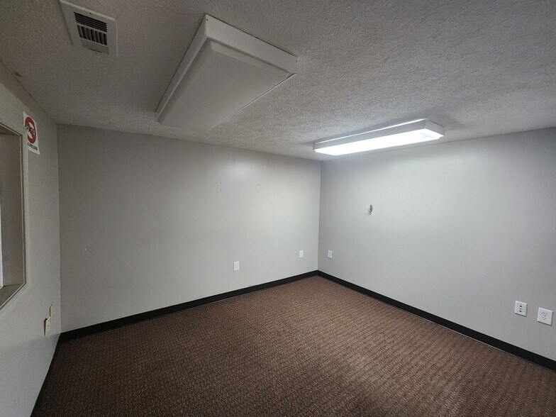More Photos Of 707 Widewater Dr, Lafayette Warehouse For Lease