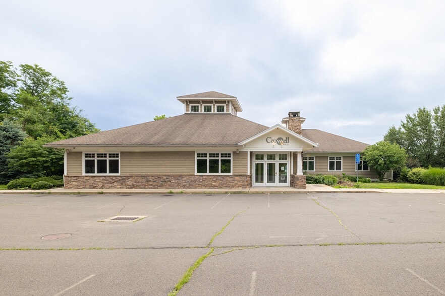 More Photos Of 30 Country Squire Dr, Cromwell Medical For Sale