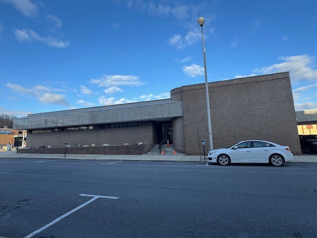 More Photos Of 100 E Market St, Lewistown Flex For Lease