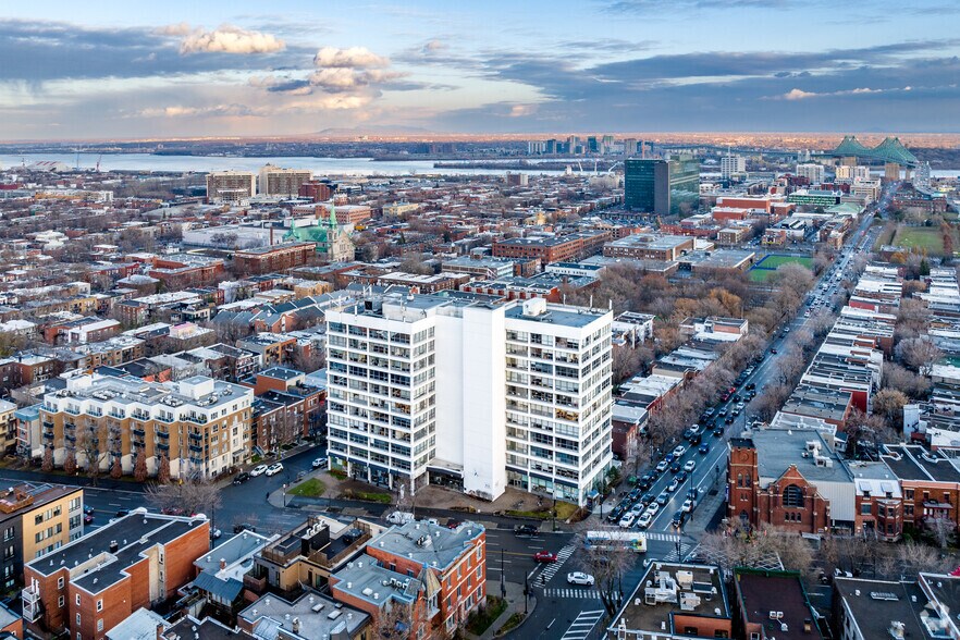 More Photos Of 2120 Rue Sherbrooke E, Montréal Office For Lease