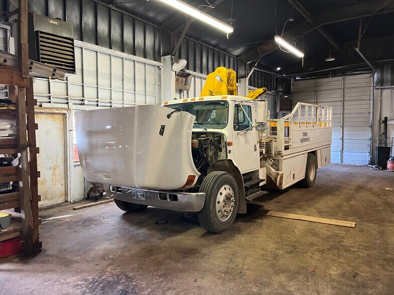 More Photos Of 1202 Cherokee St, Lindsay Auto Repair For Sale