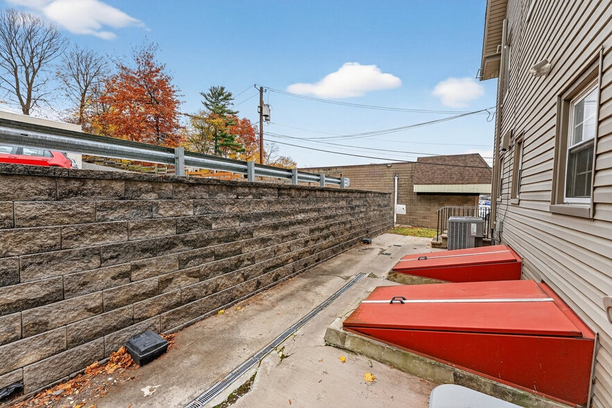 More Photos Of 160 Bloomfield Ave, Verona Storefront Retail Office For Sale