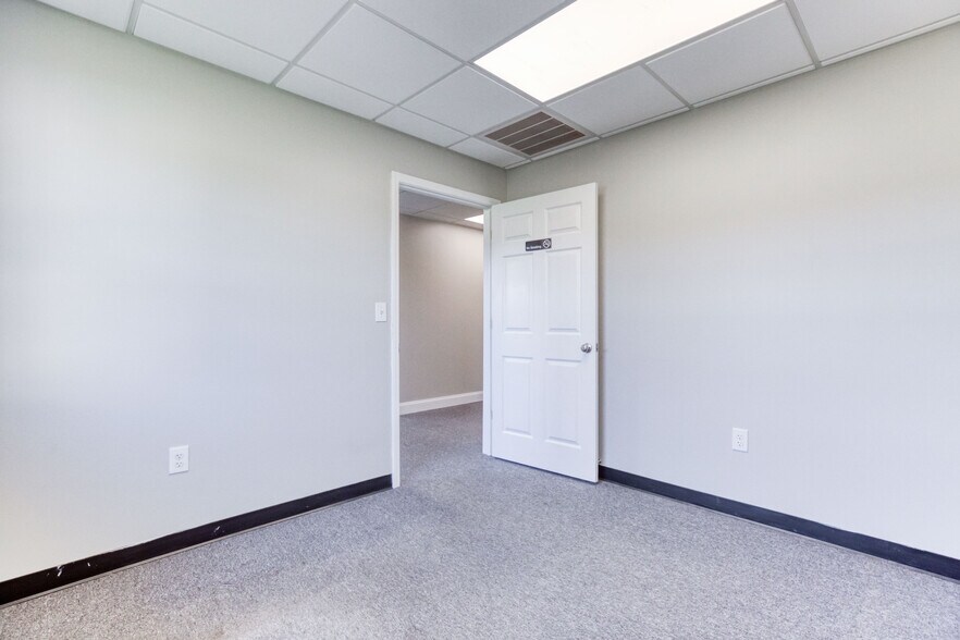 More Photos Of 1585 Access Rd, Covington Flex For Lease