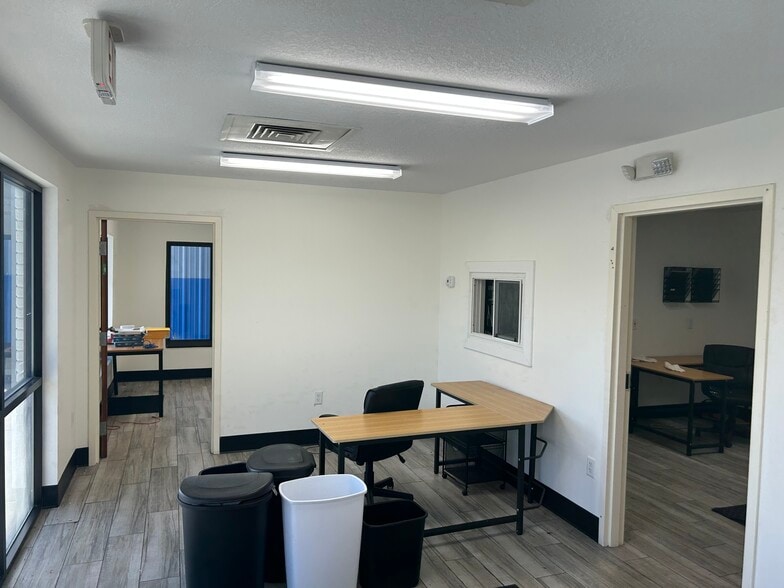 More Photos Of 174 NW 9th ave, Mulberry Distribution For Sale