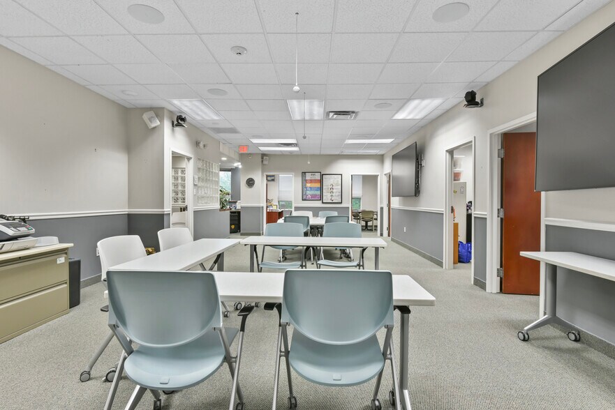 More Photos Of 875 Centerville Rd, Warwick Office For Sale