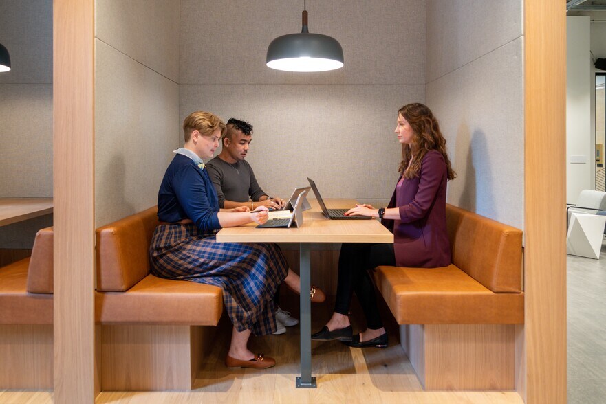 More Photos Of 320 Bay St, Toronto Coworking Space