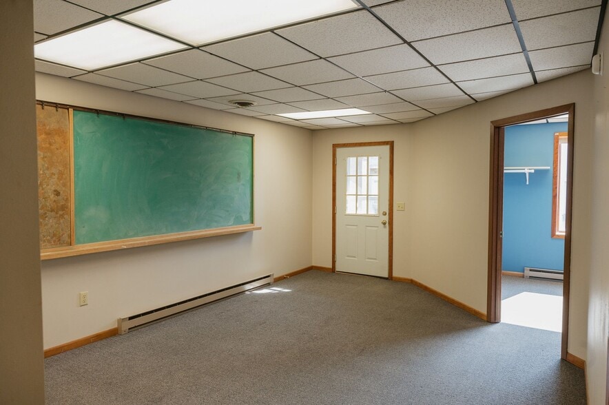 More Photos Of 435 Main St E, Trimont Flex For Sale