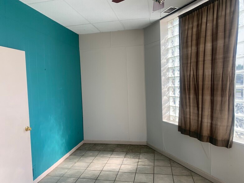 More Photos Of 33788 Woodward Ave, Birmingham Veterinarian Kennel For Lease