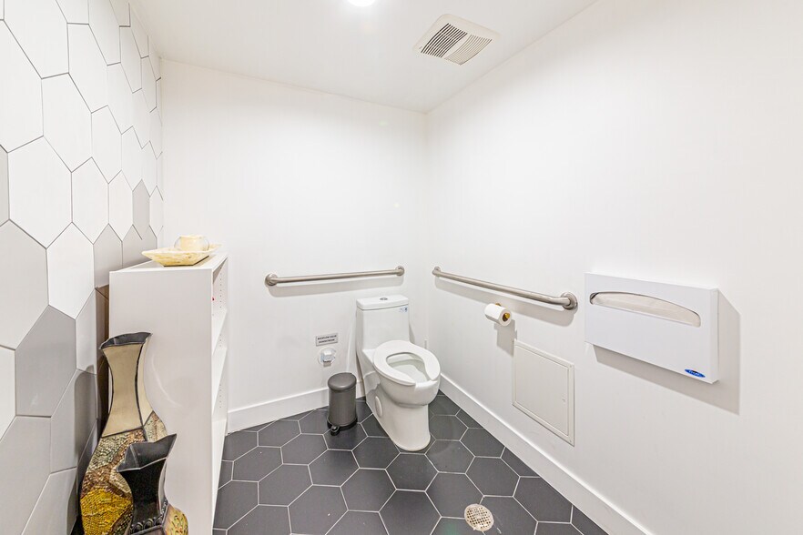 More Photos Of 330 N Western Ave, Los Angeles Storefront Retail Office For Lease