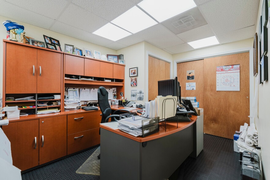 More Photos Of 11 Front St, Weymouth Office For Lease