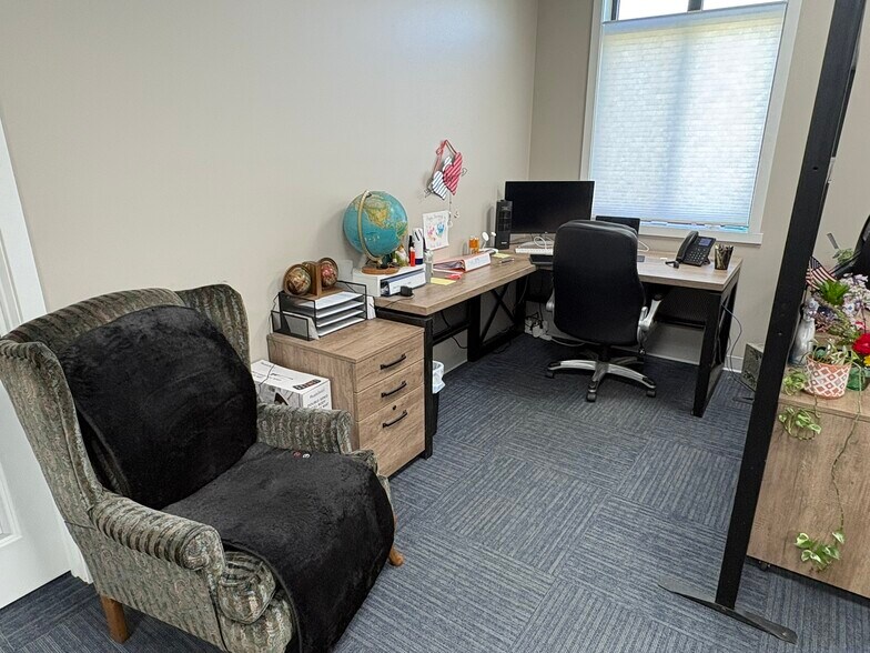 More Photos Of 402-404 S Scott Rd, Fort Wayne Showroom For Sale