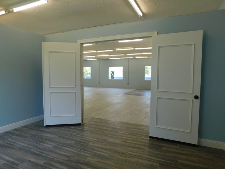 More Photos Of 5060 Industry Dr, Melbourne Manufacturing For Lease