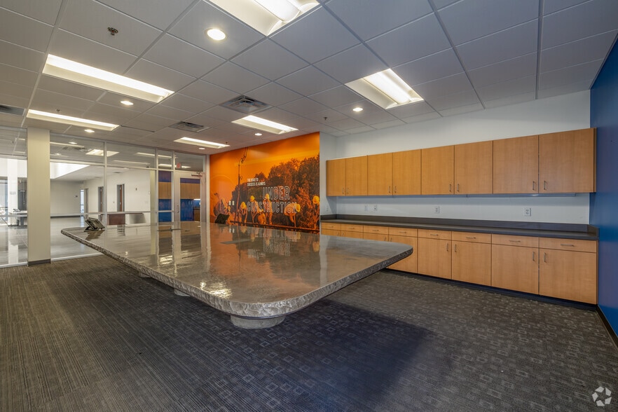 More Photos Of 2747 Oakland Ave, Garland Warehouse For Lease