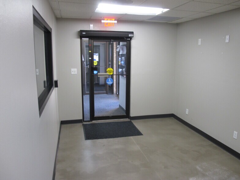 More Photos Of 209 N Main Ave, Republic Office For Sale