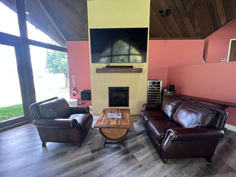 More Photos Of 10804 Wilkshire Blvd, Bolivar Office For Sale