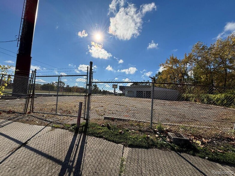 More Photos Of 17245 Telegraph Rd, Detroit Auto Repair For Lease