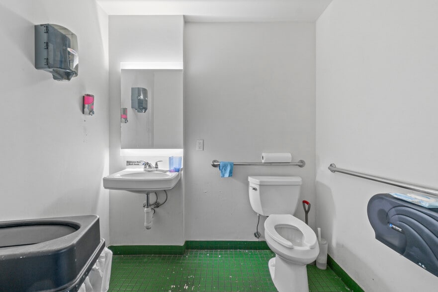 More Photos Of 429 N Eutaw St, Baltimore Office For Sale