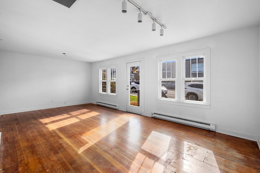 More Photos Of 605 Main St, Edmonds General Retail For Sale