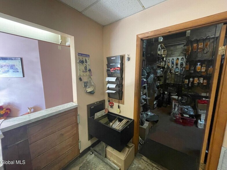 More Photos Of 152 Speigletown Rd, Troy Auto Repair For Sale