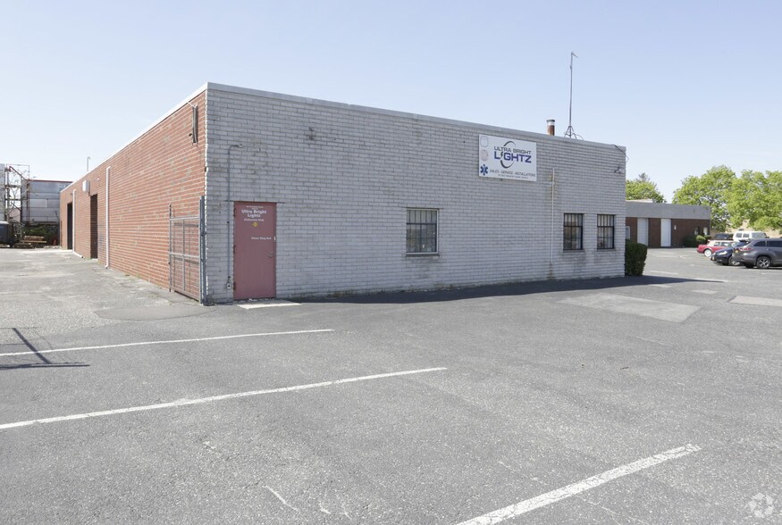 More Photos Of 181 E Industry Ct, Deer Park Warehouse For Lease