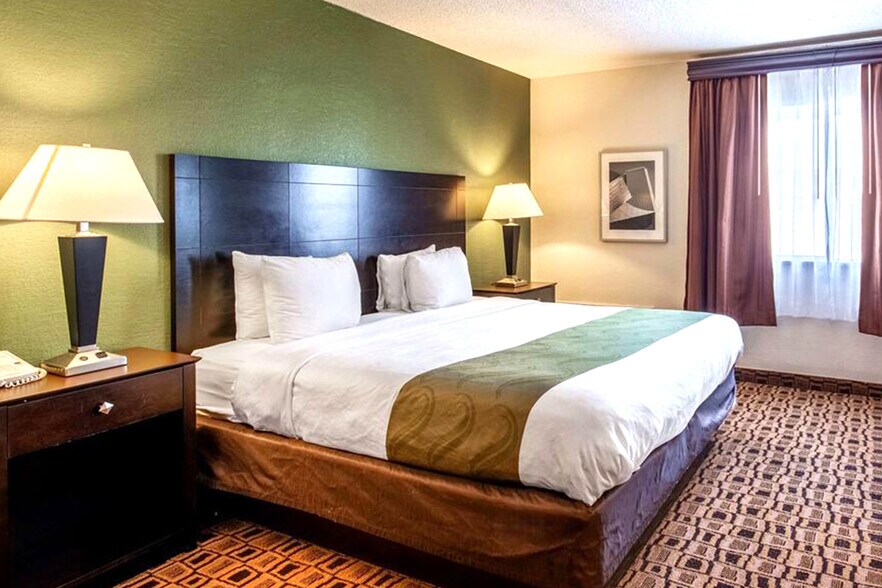 More Photos Of 658 S Westdale Dr, Wichita Hotel For Sale