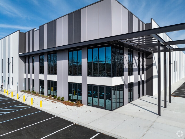 More Photos Of Old Nichols Commerce Ctr, Islandia Distribution For Lease