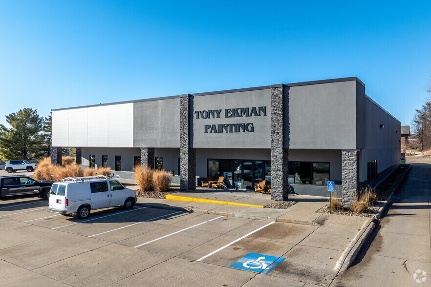 More Photos Of 2540 104th St, Urbandale Showroom For Lease
