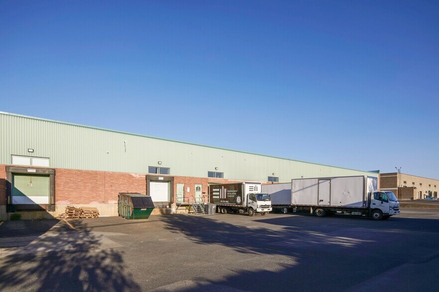 More Photos Of 874-896 Rue Jean-Neveu, Longueuil Warehouse For Lease