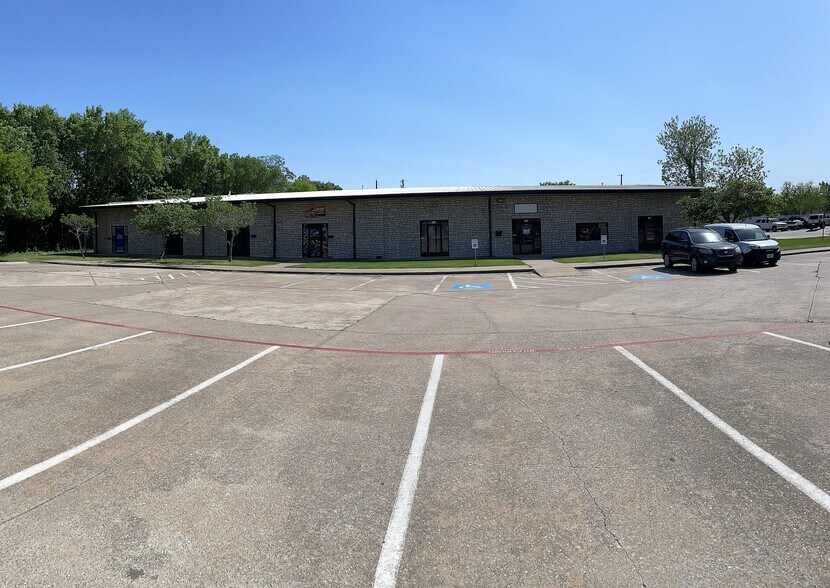 More Photos Of 194 Industrial Blvd, McKinney Showroom For Lease