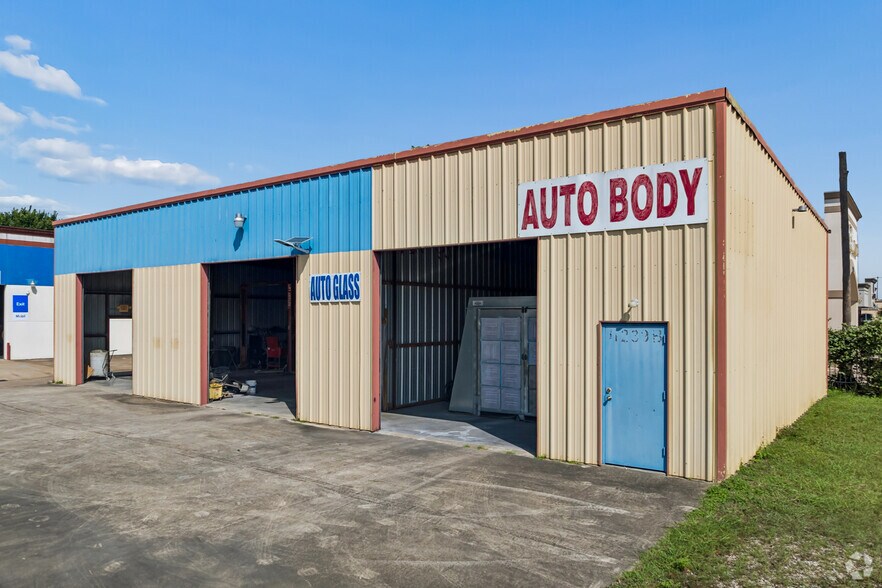 More Photos Of 11239 Veterans Memorial Dr, Houston Auto Repair For Sale