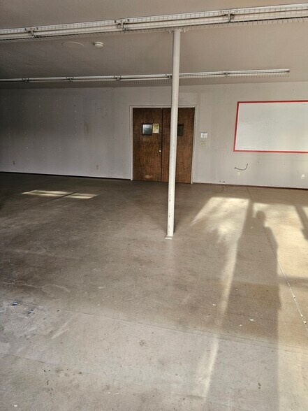 More Photos Of 103 N 1st St, Patterson Showroom For Lease